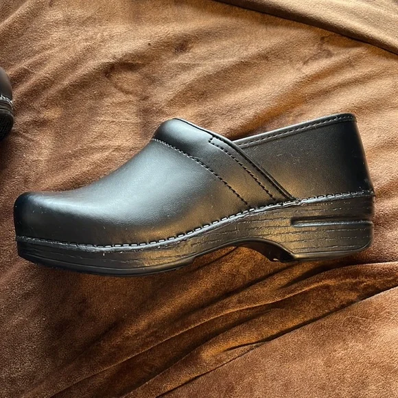 Dansko slip-resistant leather clog - Picture 4 of 6